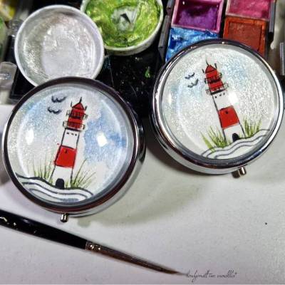 Pillendose mit Leuchtturm Motiv handgemalt schlicht