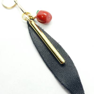 Reißverschluss-Anhänger Leder & Metall Schwarz Rot Gold mit Stift und Apfel Charm – Unikat Zieherhelfer