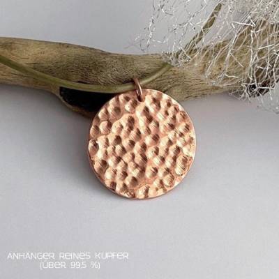 Großer runder Kupferanhänger im Hammerschlag Design mit Echtleder-Kette in grün-grau metallic
