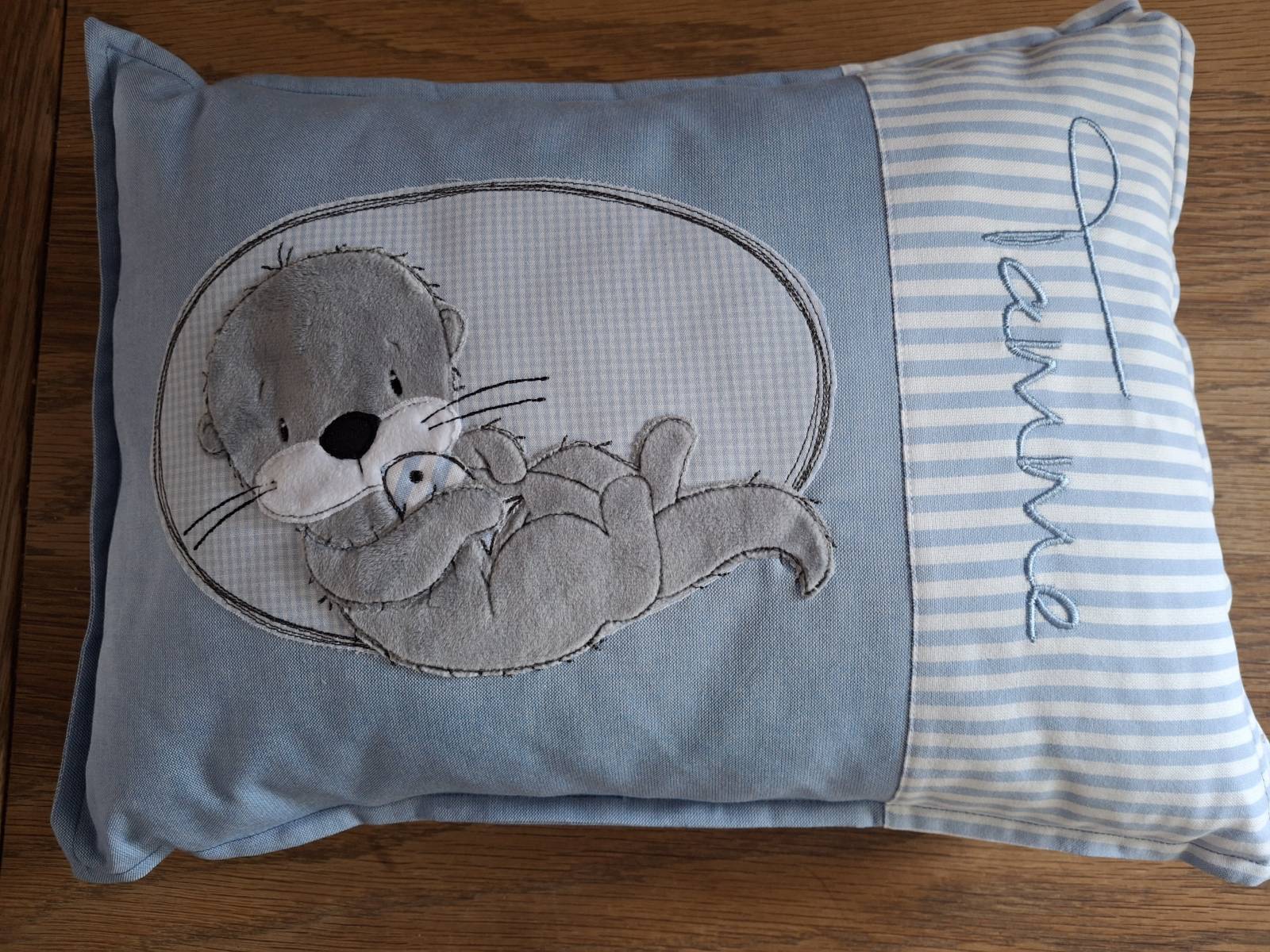 Namens-/Kuschelkissen 30cmx40cm grau/blau/weiß, Doodlestickerei Bär Schlaumeier und Wunschname